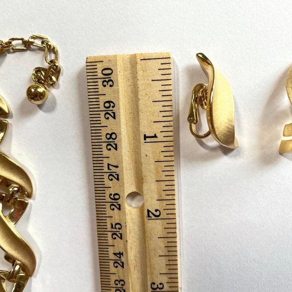 Vintage Trifari Gold-tone Necklace and Clip Earring Set - Picture 7 of 7